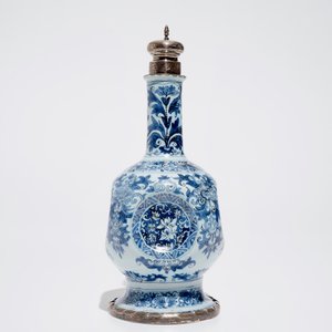Un vase en faïence de Delft à monture en argent, Samuel van Eenhoorn, 1678 - 1686 — photo 3