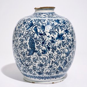 Un vase en faïence de Delft aux paons parmi rinceaux de fleurs, 17ème — photo 3
