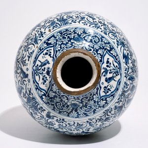 Un vase en faïence de Delft aux paons parmi rinceaux de fleurs, 17ème — photo 5