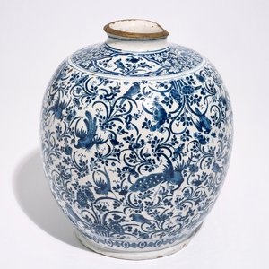 Un vase en faïence de Delft aux paons parmi rinceaux de fleurs, 17ème — photo 7