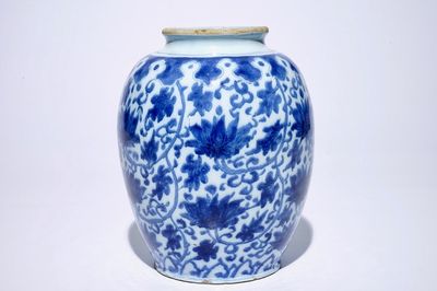 Un vase en faïence de Delft aux rinceaux de lotus de style Ming, ca. 1700