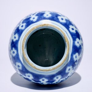 Un vase en faïence de Delft aux rinceaux de lotus de style Ming, ca. 1700 — photo 5