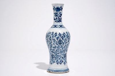 Un vase en faïence de Delft aux rinceaux de pivoines de style Ming, fin du 17ème
