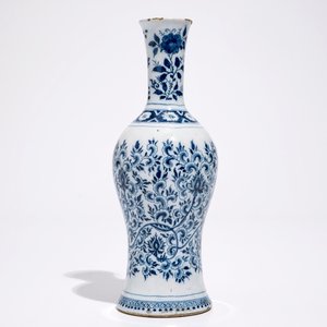 Un vase en faïence de Delft aux rinceaux de pivoines de style Ming, fin du 17ème — photo 3