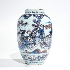 Un vase en faïence de Delft bleu, blanc et manganèse à décor de chinoiserie, 17ème — photo 1