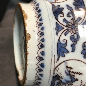 Un vase en faïence de Delft bleu, blanc et manganèse à décor de chinoiserie, 17ème — photo 11