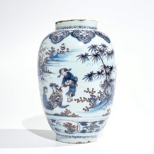 Un vase en faïence de Delft bleu, blanc et manganèse à décor de chinoiserie, 17ème — photo 2