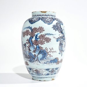 Un vase en faïence de Delft bleu, blanc et manganèse à décor de chinoiserie, 17ème — photo 4