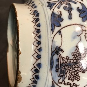 Un vase en faïence de Delft bleu, blanc et manganèse à décor de chinoiserie, 17ème — photo 10