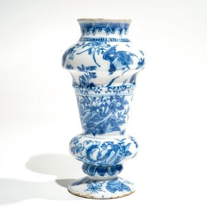 Un vase en faïence de Delft bleu et blanc à décor chinoiserie, 2ème moitié du 17ème — photo 1