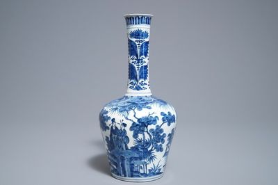 Un vase en faïence de Delft bleu et blanc à décor de chinoiserie, 18ème