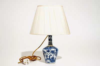 Un vase en faïence de Delft bleu et blanc à décor de chinoiserie, 18ème