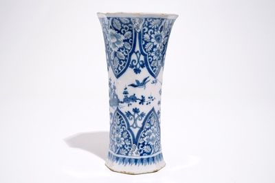 Un vase en faïence de Delft bleu et blanc à décor de chinoiserie, fin du 17ème