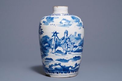 Un vase en faïence de Delft bleu et blanc à décor d'un couple avec enfant, 1ère moitié du 18ème