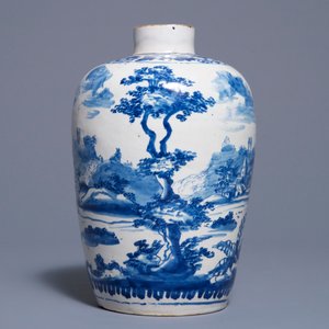 Un vase en faïence de Delft bleu et blanc à décor d'un couple avec enfant, 1ère moitié du 18ème — photo 2