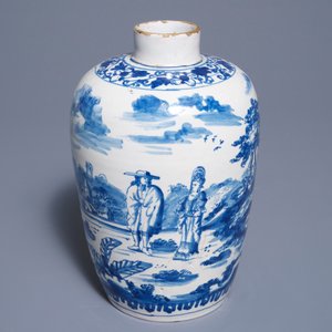 Un vase en faïence de Delft bleu et blanc à décor d'un couple avec enfant, 1ère moitié du 18ème — photo 7