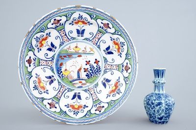 Un vase en faïence de Delft bleu et blanc et un plat polychrome, 18ème