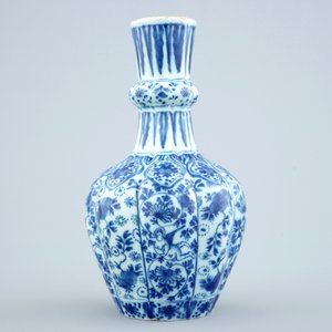 Un vase en faïence de Delft bleu et blanc et un plat polychrome, 18ème — photo 2