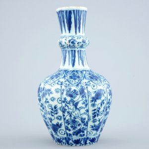 Un vase en faïence de Delft bleu et blanc et un plat polychrome, 18ème — photo 3