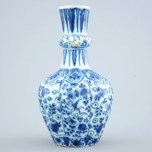 Un vase en faïence de Delft bleu et blanc et un plat polychrome, 18ème — photo 4