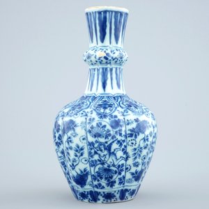 Un vase en faïence de Delft bleu et blanc et un plat polychrome, 18ème — photo 5