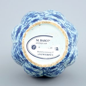 Un vase en faïence de Delft bleu et blanc et un plat polychrome, 18ème — photo 6
