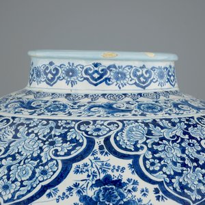Un vase en faïence de Delft de très grande taille au décor millefleurs, fin du 17ème — photo 11