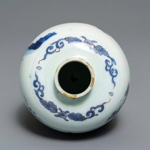 Un vase en faïence de Delft en bleu, blanc et manganèse à décor d'un éléphant, 2ème moitié du 17ème — photo 5