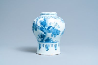 Un vase en faïence de Delft en bleu et blanc à décor chinoiserie avec un éléphant, fin du 17ème