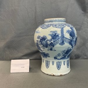 Un vase en faïence de Delft en bleu et blanc à décor chinoiserie avec un éléphant, fin du 17ème — photo 14