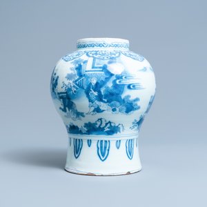 Un vase en faïence de Delft en bleu et blanc à décor chinoiserie avec un éléphant, fin du 17ème — photo 3