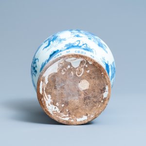 Un vase en faïence de Delft en bleu et blanc à décor chinoiserie avec un éléphant, fin du 17ème — photo 6