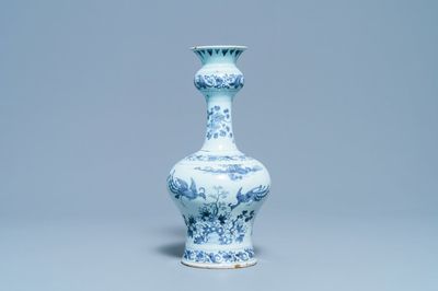 Un vase en faïence de Delft en bleu et blanc à décor chinoiserie, fin du 17ème