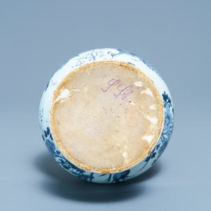 Un vase en faïence de Delft en bleu et blanc à décor chinoiserie, fin du 17ème — photo 5