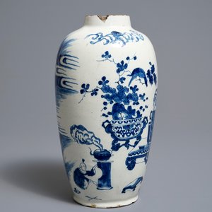 Un vase en faïence de Delft en bleu et blanc à décor de chinoiserie, 17/18ème — photo 4