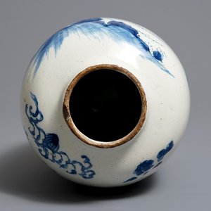 Un vase en faïence de Delft en bleu et blanc à décor de chinoiserie, 17/18ème — photo 5