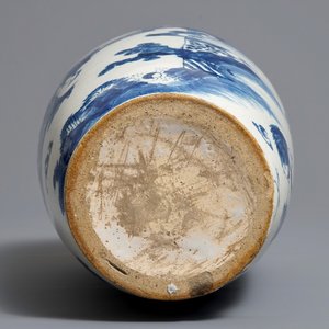 Un vase en faïence de Delft en bleu et blanc à décor de chinoiserie, 17/18ème — photo 6