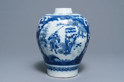 Un vase en faïence de Delft en bleu et blanc à décor de chinoiserie, fin du 17ème