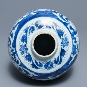 Un vase en faïence de Delft en bleu et blanc à décor de chinoiserie, fin du 17ème — photo 6