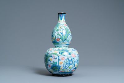 Un vase en faïence de Delft en bleu et blanc surdécorée, marque pseudo-chinois, vers 1700