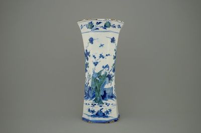 Un vase en faïence de Delft en bleu et vert au décor d'une chinoiserie, 18ème