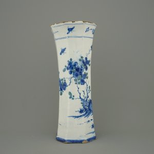 Un vase en faïence de Delft en bleu et vert au décor d'une chinoiserie, 18ème — photo 2