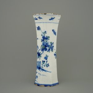 Un vase en faïence de Delft en bleu et vert au décor d'une chinoiserie, 18ème — photo 4