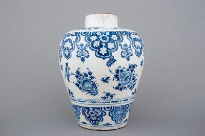 Un vase en faïence de Nevers bleu et blanc, 17ème