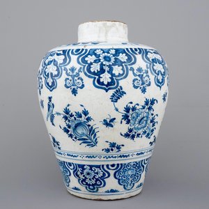 Un vase en faïence de Nevers bleu et blanc, 17ème — photo 1