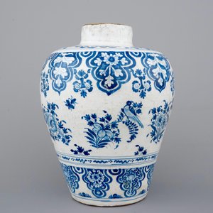 Un vase en faïence de Nevers bleu et blanc, 17ème — photo 2