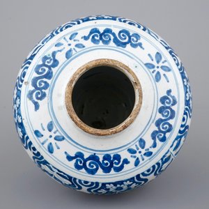 Un vase en faïence de Nevers bleu et blanc, 17ème — photo 3