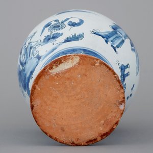 Un vase en faïence de Nevers bleu et blanc au décor chinoiserie, 17ème — photo 6