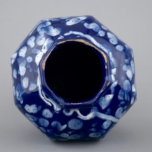 Un vase en faïence de Nevers décor bleu Persan ou "A la bougie", Nevers, 17ème siècle — photo 5