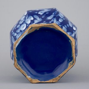Un vase en faïence de Nevers décor bleu Persan ou "A la bougie", Nevers, 17ème siècle — photo 6